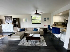 Smart TV, chimenea, estéreo