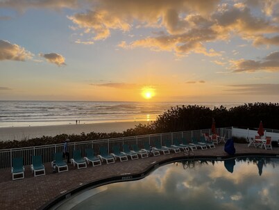 Oceanfront Condo steps to restaurants and shops!