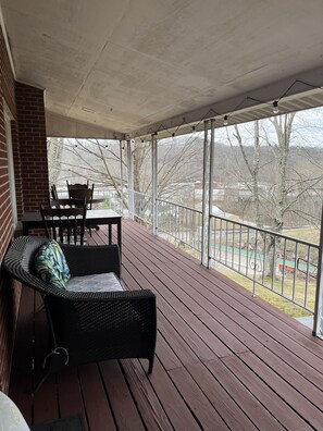 Outdoor dining - 3BR/3BA large house near Red River Gorge (Beattyville)