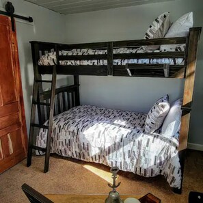 3 bedrooms, desk, iron/ironing board, free WiFi - Elegant bay view stay. (Fairhaven)