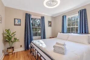 2 makuuhuonetta, työpöytä, silitysrauta/-lauta, vauvan matkasänky