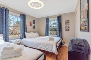 2 habitaciones, escritorio, tabla de planchar con plancha y wifi gratis