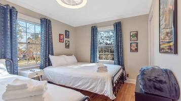 2 bilik tidur, meja, seterika/papan seterika, katil bayi mudah alih