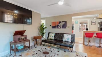 Een smart-tv, een dvd-speler en een kantoor