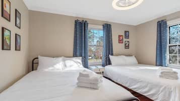 2 slaapkamers, een bureau, een strijkplank/strijkijzer, reisbedje