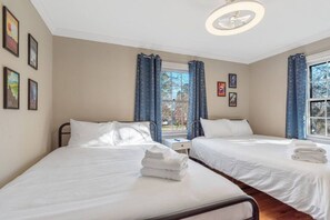 2 soveværelser, skrivebord, strygejern/strygebræt, weekendseng