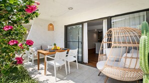 Outdoor dining - 🏖️Completely Updated | Ground Floor (Kailua Kona)