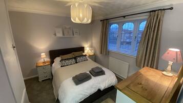 2 bedrooms, iron/ironing board, WiFi