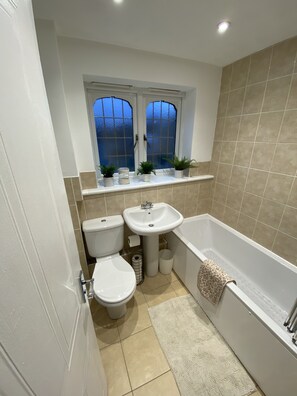 Combined shower/bathtub, free toiletries, hair dryer - Beautiful House 5 mins from the beach. (Clacton-on-Sea)