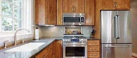 Kjøleskap, mikrobølgeovn, ovn og kokeplater