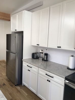 Fridge, microwave, oven, stovetop - The White House - Silverton Suite A Downstairs (Silverton)