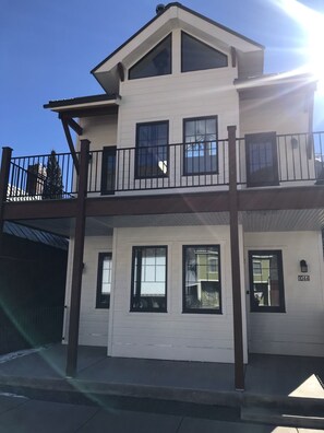 Exterior - The White House - Silverton Suite A Downstairs (Silverton)