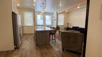 Smart TV, fireplace, stereo