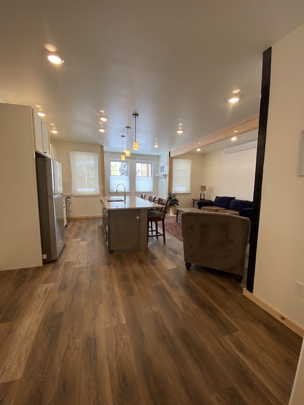 Smart TV, fireplace, stereo - The White House - Silverton Suite A Downstairs (Silverton)