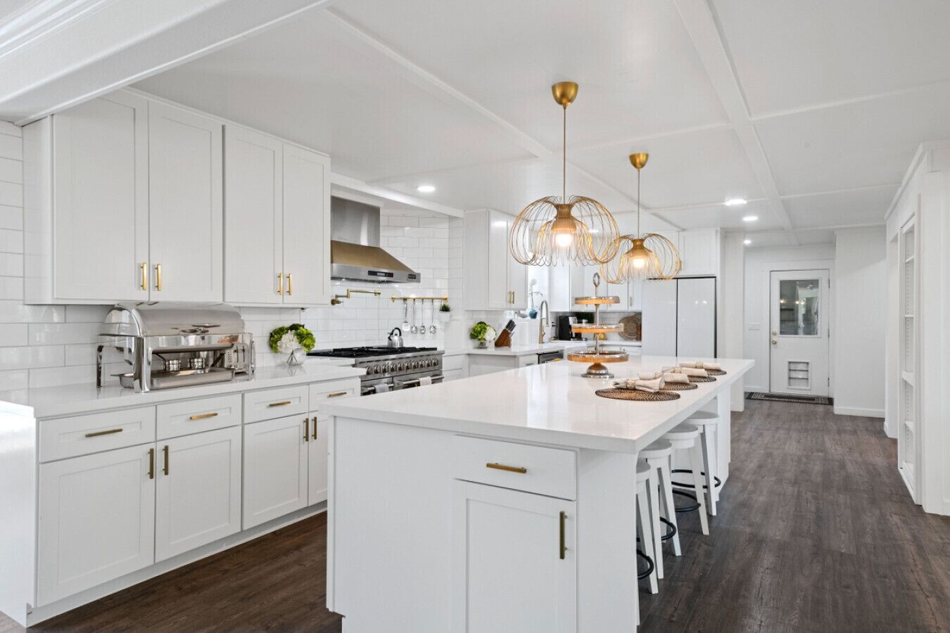 Wasserkocher mit Kaffee-/Teezubehör, Kühlschrank, Mikrowelle, Ofen