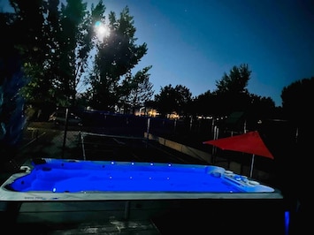 Bain à remous extérieur