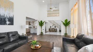 Smart TV, chimenea y videojuegos