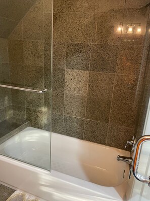 Ducha y bañera combinadas, secador de pelo, toallas y jabón