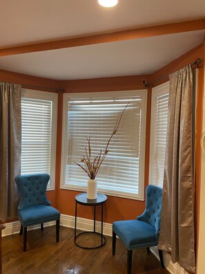 Interior - Woodlawn Oasis...10 Minutes to Dining & Downtown (Chicago)