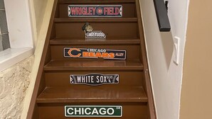 Un escalier orné de nombreux logos d’équipes sportives.