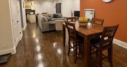 Woodlawn Oasis...10 Minutes to Dining & Downtown