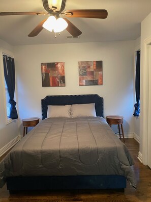 3 habitaciones, escritorio y tabla de planchar con plancha 