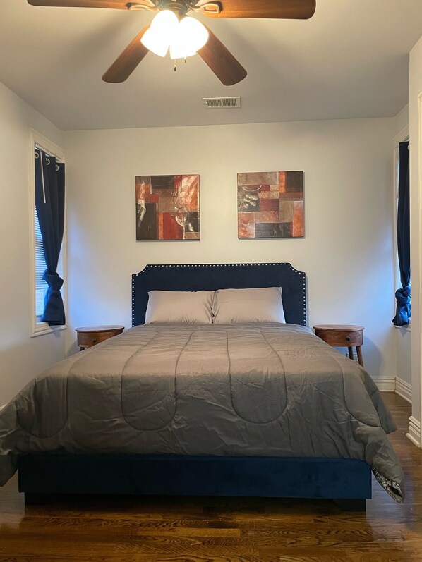 3 habitaciones, escritorio y tabla de planchar con plancha 