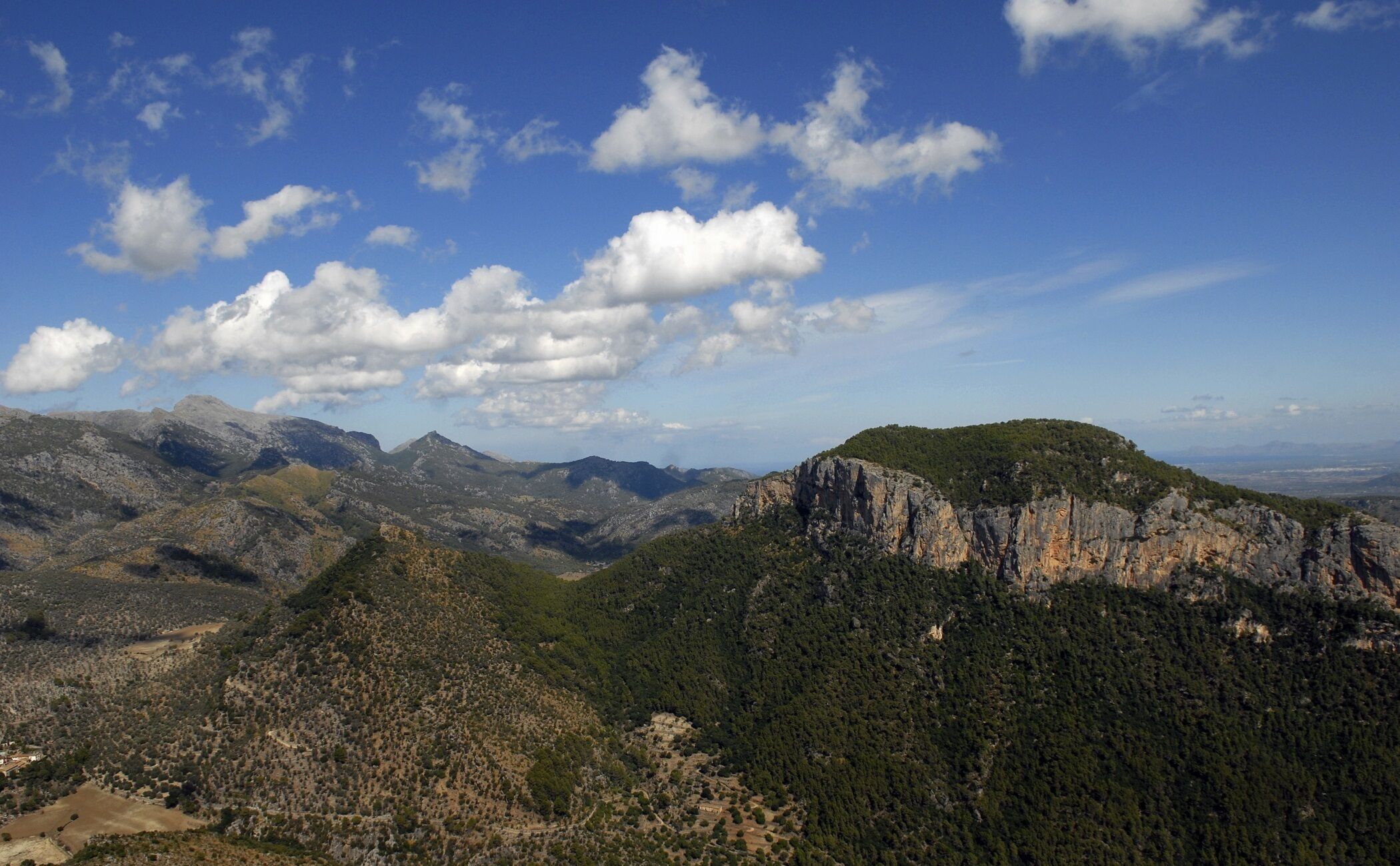 Un paysage montagneux caractérisé par un terrain rocheux et une végétation clairsemée.