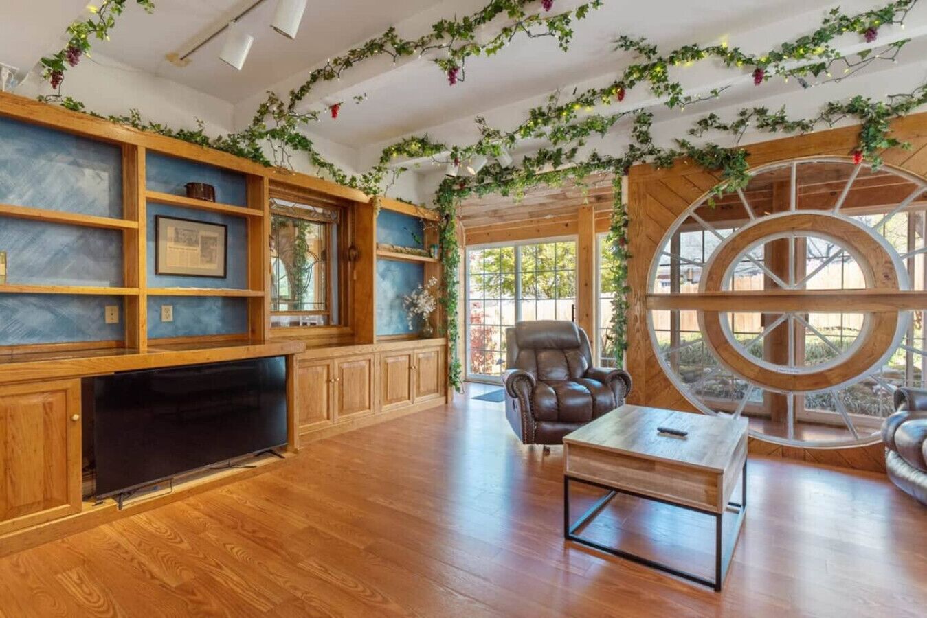 智能电视、书、办公室