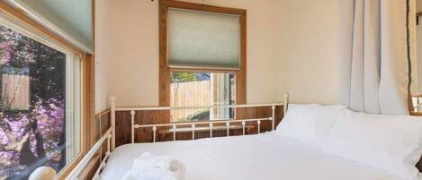 4 bedrooms, desk, iron/ironing board, travel cot