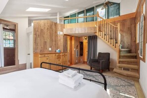 4 bedrooms, desk, iron/ironing board, travel crib - Famous Raleigh Mill House | Whimsical & Walkable (Raleigh)