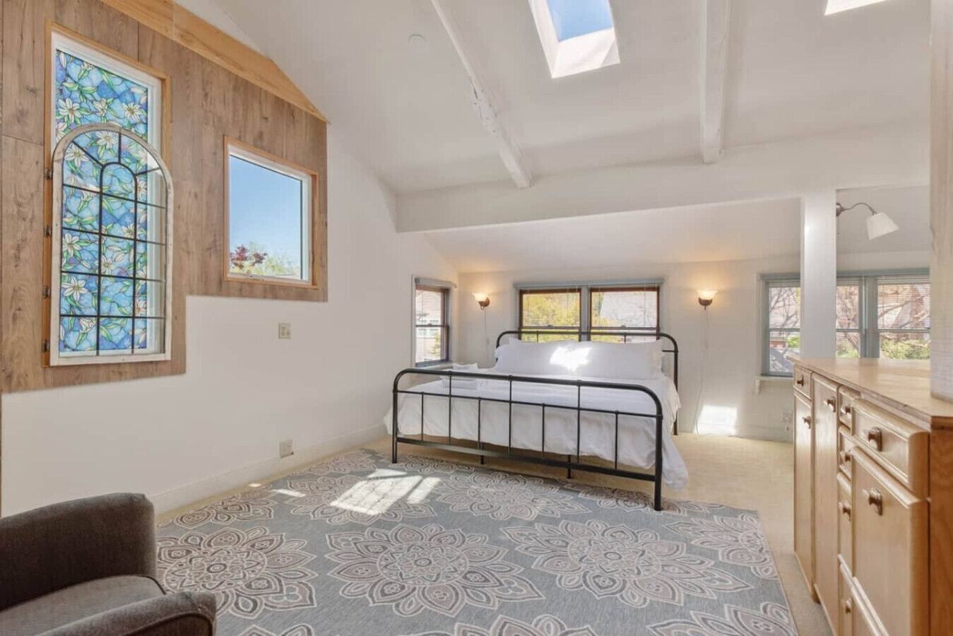 4 slaapkamers, een bureau, een strijkplank/strijkijzer, reisbedje