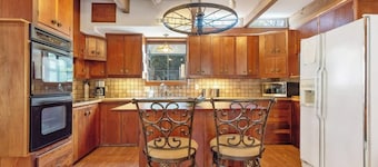 Whimsical, Walkable, Garden Gem - The Famous Raleigh Mill House