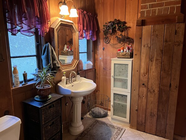 تجهيزات دش، مجففات شعر، مناشف، صابون