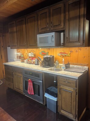 冷蔵庫、電子レンジ、オーブン、コンロ