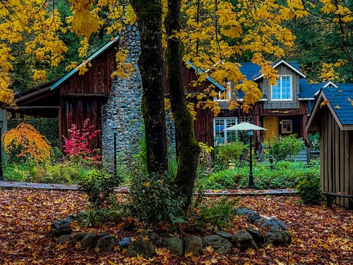 Historical Golden Lodge-- 3 miles off I-5