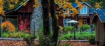 Historical Golden Lodge-- 3 miles off I-5