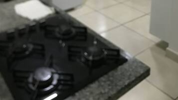 Refrigerador em uma área comum