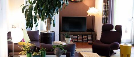 Een smart-tv en een dvd-speler