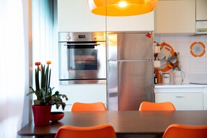 Frigorifero, forno, piano cottura, lavastoviglie