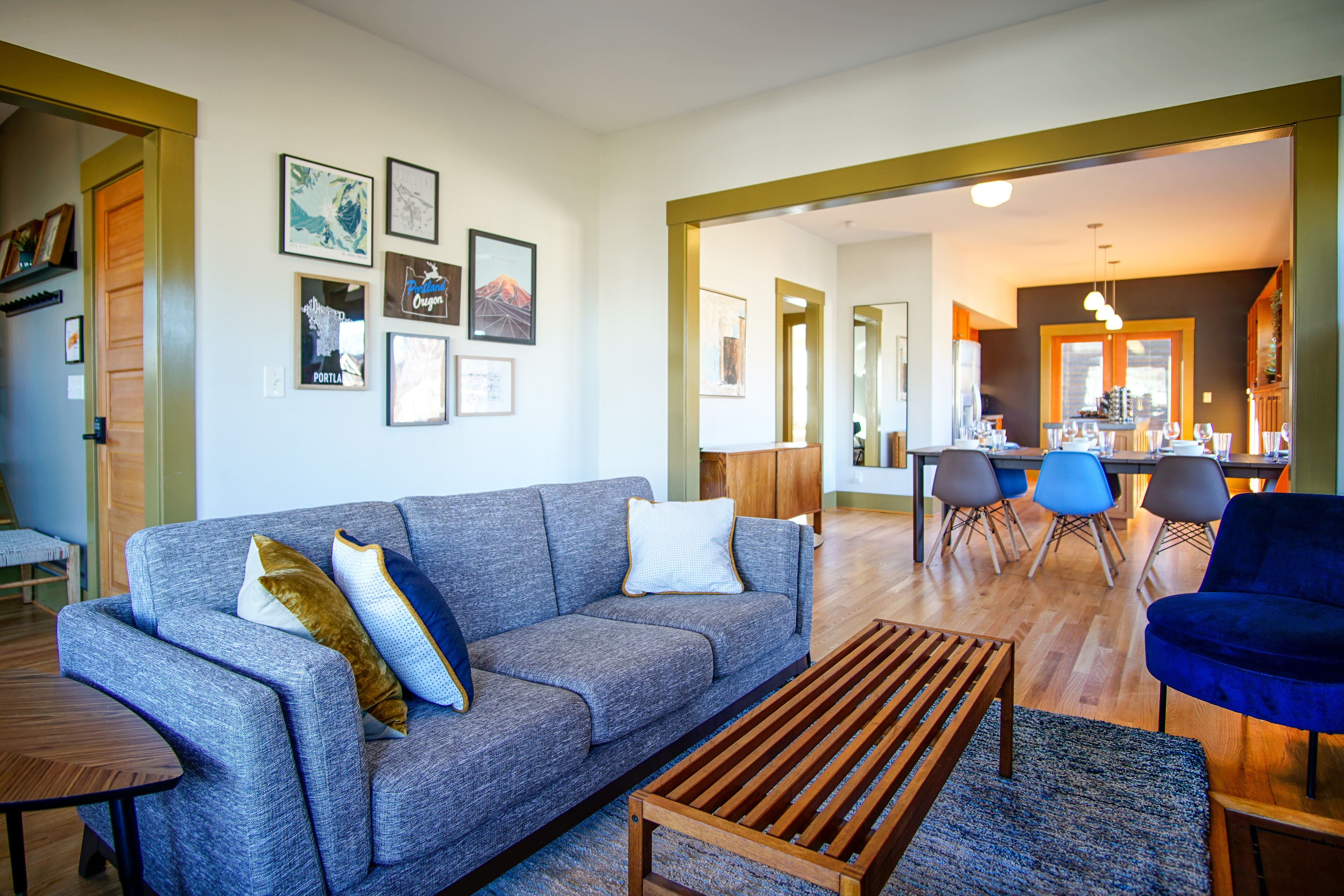 Smart TV, books, stereo