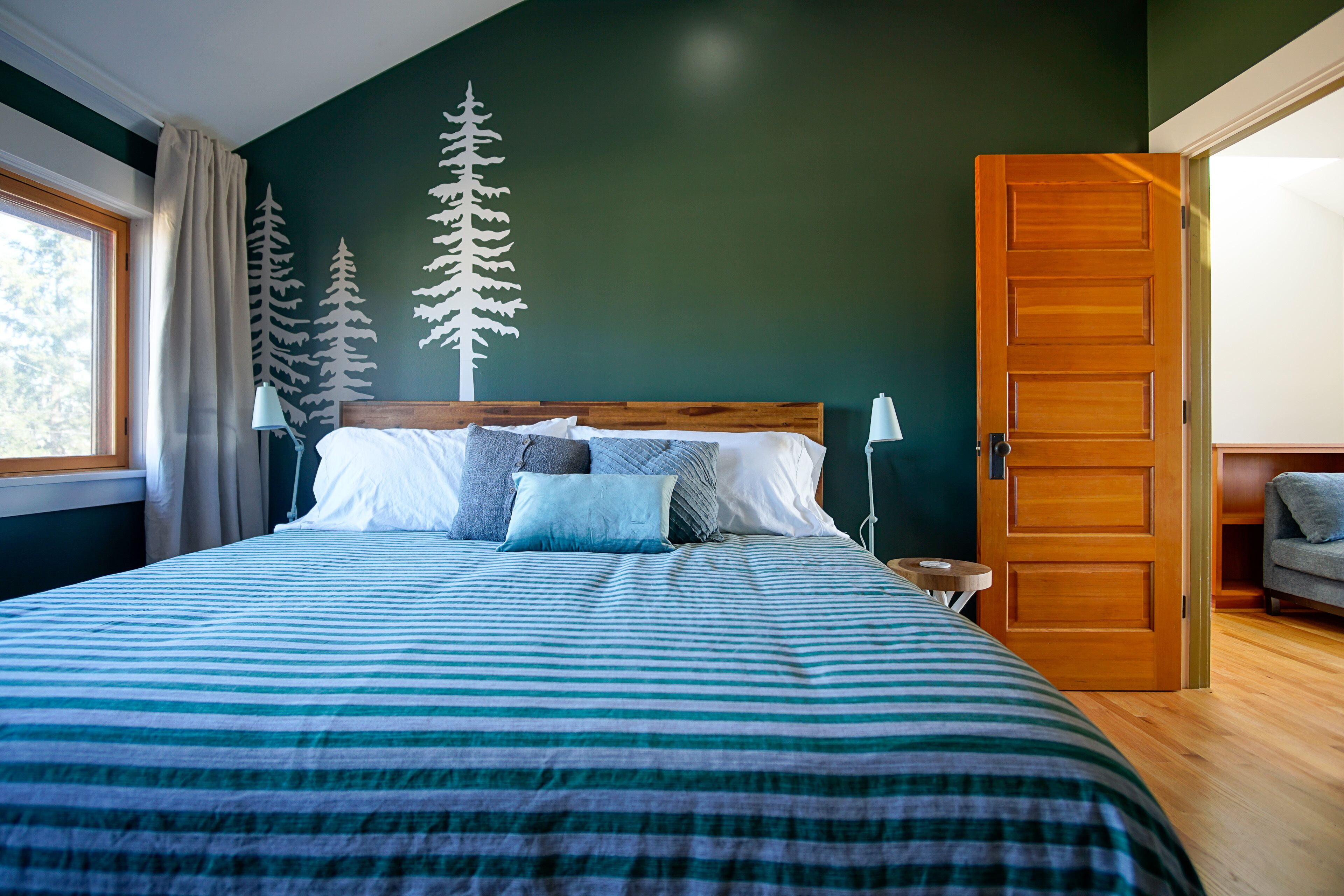 5 bedrooms, desk, iron/ironing board, travel crib