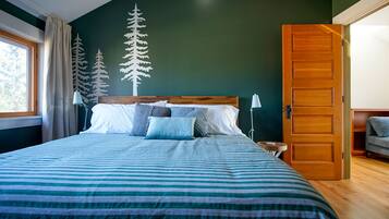 5 habitaciones, escritorio y tabla de planchar con plancha