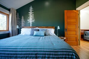 5 bedrooms, desk, iron/ironing board, travel crib