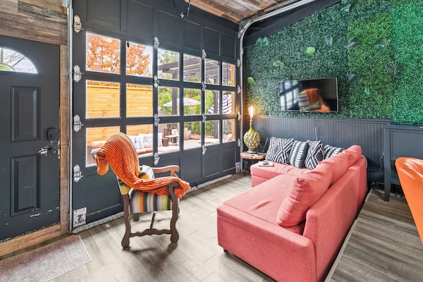 Een smart-tv, een open haard, videogames en tafelvoetbal