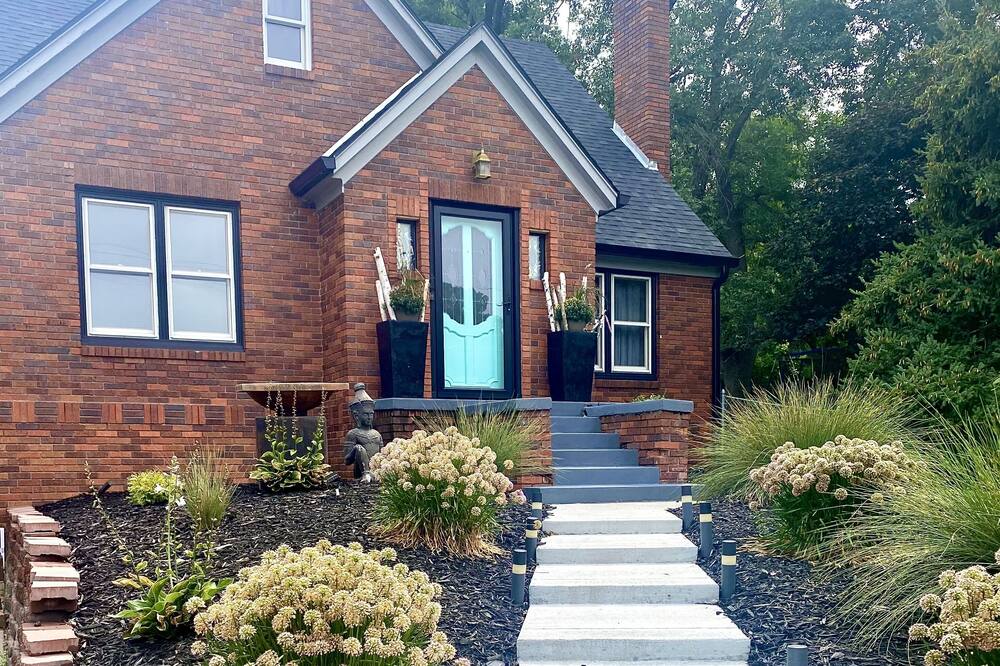 Buffalo Hallow: 2 House Acreage Retreat, Reunion, Groups, Outdoor Entertaining