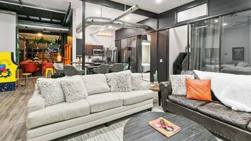 TV connectée, cheminée, jeux vidéo, baby-foot