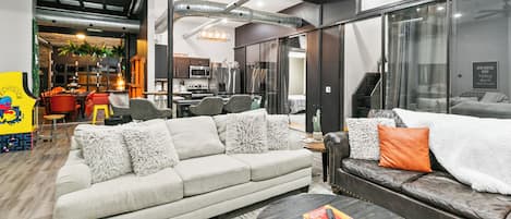 Smart-TV, Kamin, Videospiele, Tischfußball