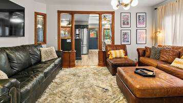 TV connectée, cheminée, jeux vidéo, baby-foot