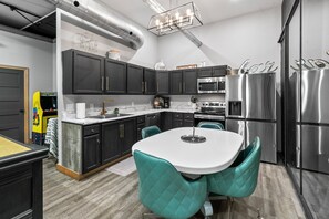 Geladeira, micro-ondas, fogão, cooktop